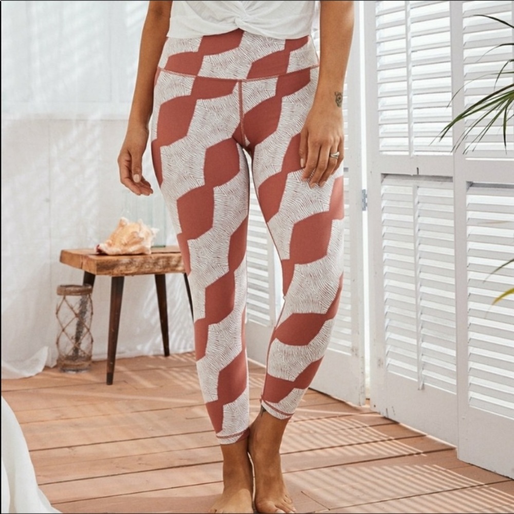 Aerie TAN and white geometric leggings